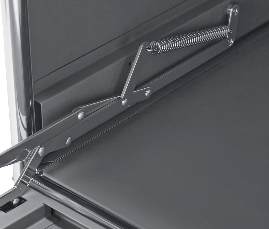 Detail šedého kovového regálu CN3 se 3 přihrádkami a mechanismem otevírání.