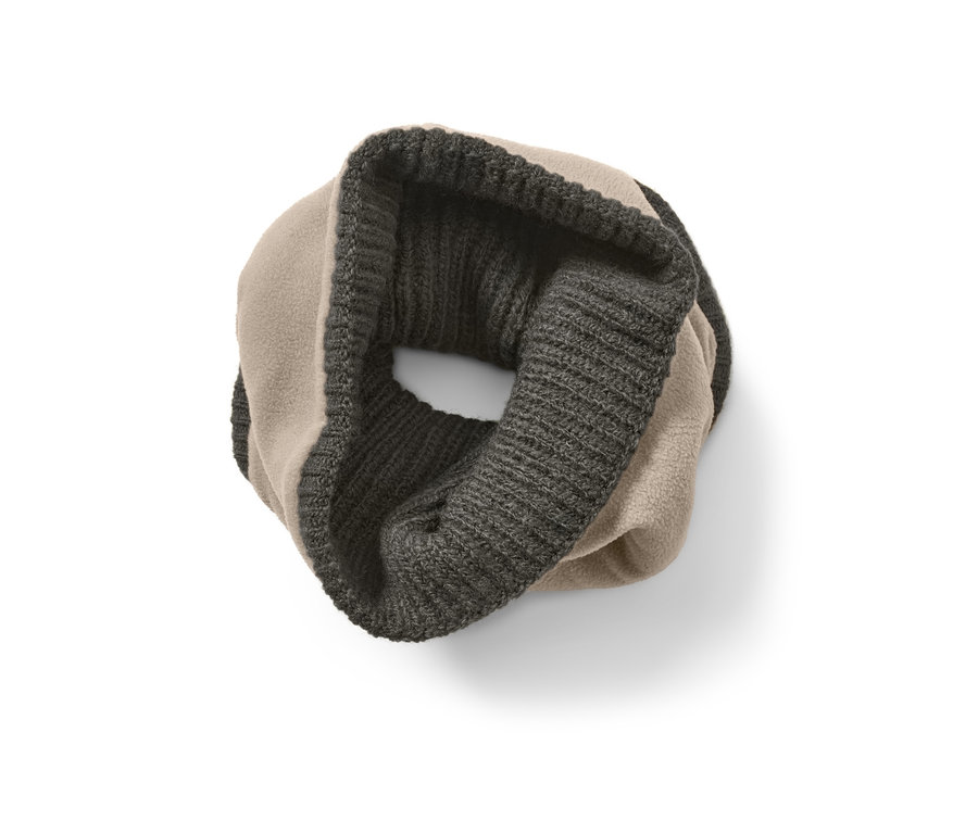 Zelený pletený kruhový šál na bílém pozadí.