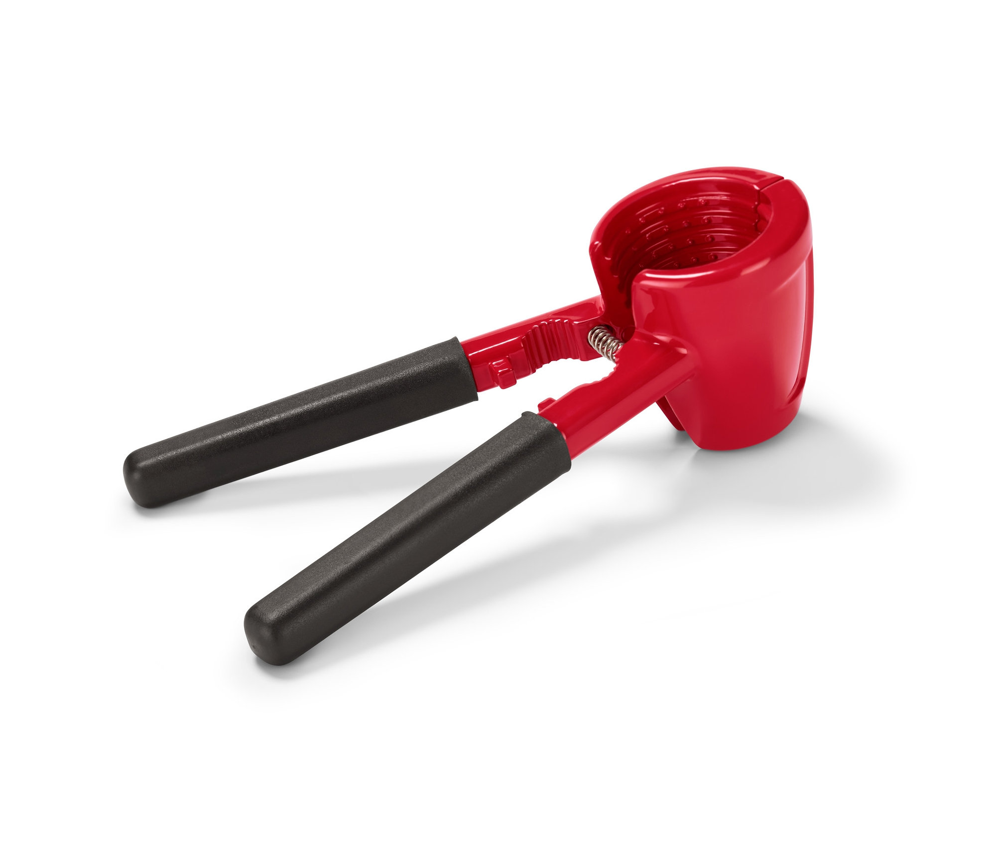 Červený louskáček na ořechy a otvírák lahví 3 v 1 na bílém pozadí.