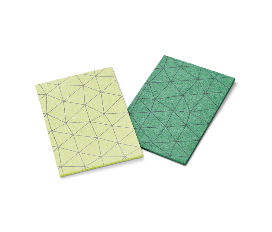 Dvě extra velké houbičky s geometrickým vzorem leží na bílém povrchu.