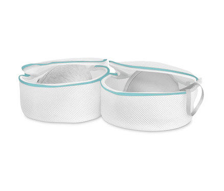 Dva bílé košíčky na praní podprsenek, s modrým lemem, v jednom je šedá podprsenka.