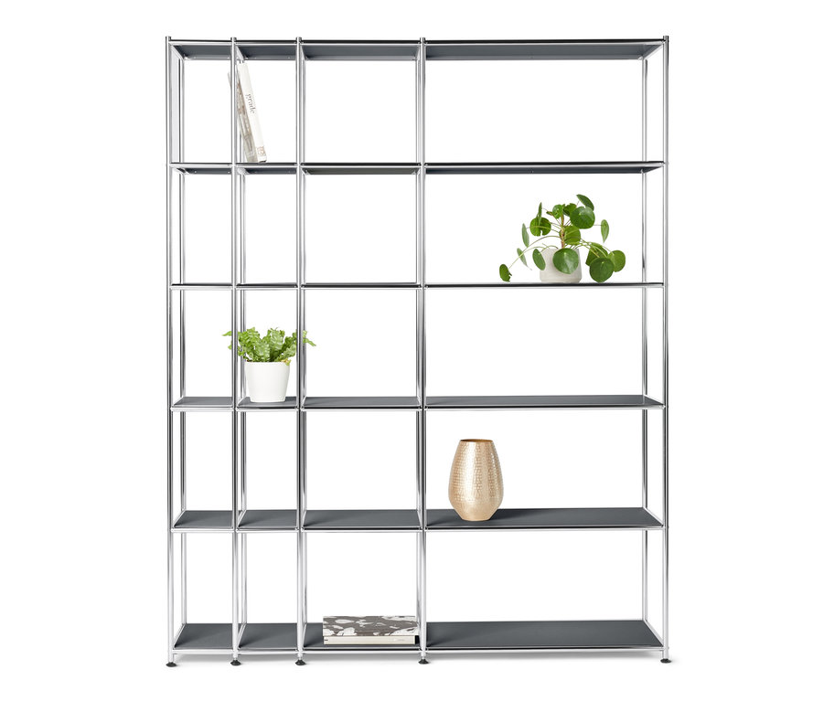 Šedý otevřený kovový regál CN3 s knihou, květinami a vázou.