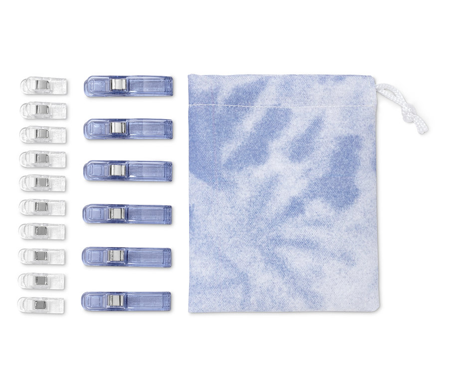 Deset průhledných a deset modrých svorek na látky, 20 ks, vedle modrého pouzdra.