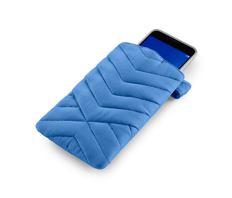 Mobilní telefon v modré izolační multifunkční taštičce.