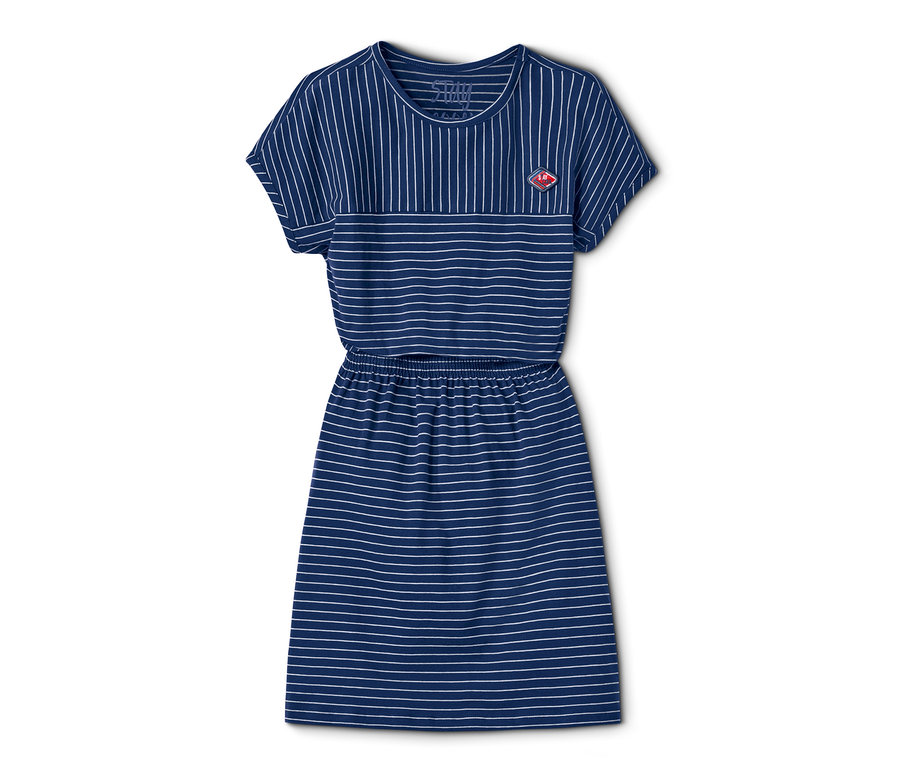 Modré žerzejové šaty s bílými proužky.