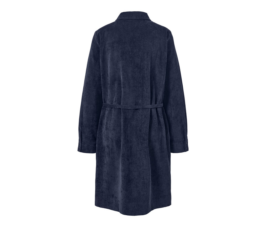 Pohled zezadu na modré manšestrové šaty s páskem.