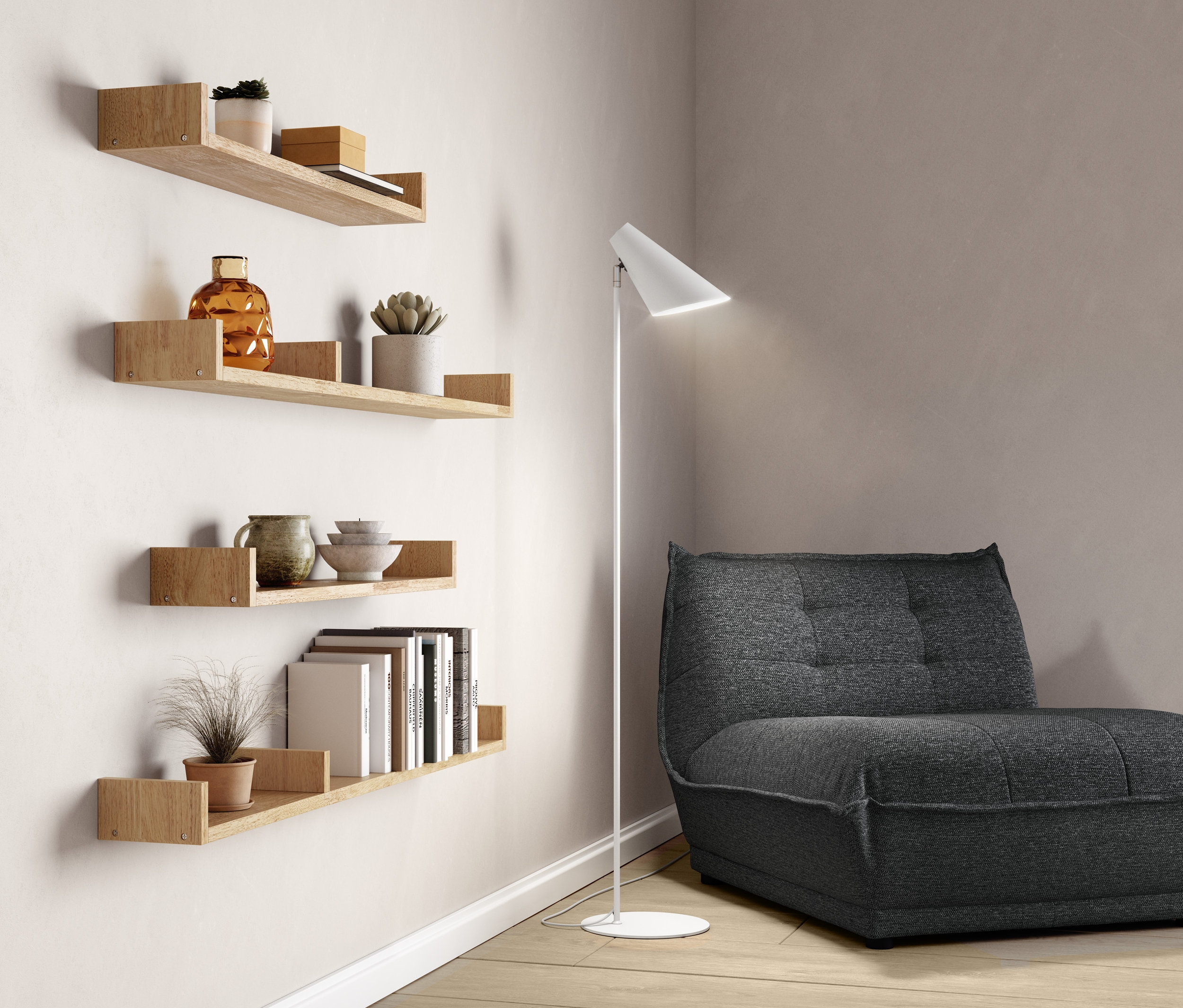 Čtyři nástěnné police různých velikostí s dekoracemi a knihami vedle sebe a antracitové křeslo DOMO collection Loungsessel »Lugo« a bílá kovová stojací lampa »Cale«.