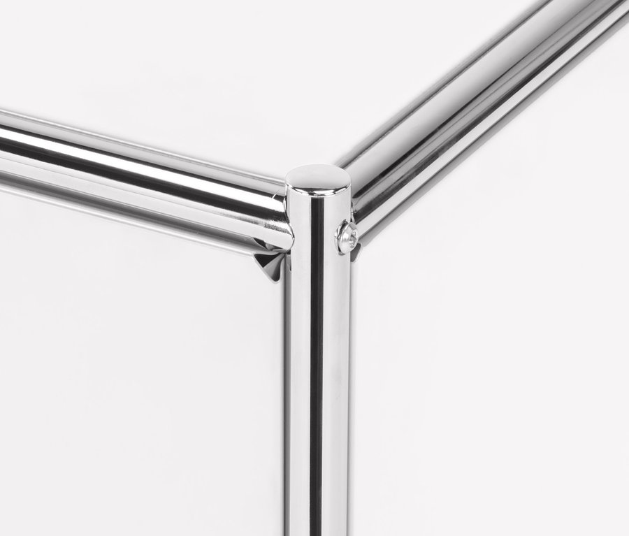 Detail rohu kovové nízké skříňky »CN3« se zásuvkami.