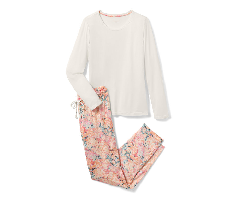 Bílé pyžamo s dlouhým rukávem a květinové kalhoty.