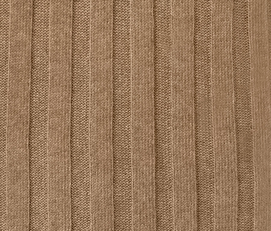 Detail žebrované pleteniny šatů se stojáčkem.