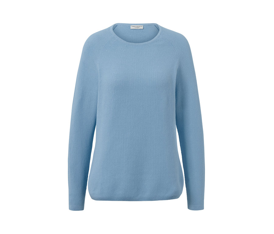 Světlomodrý pletený svetr.