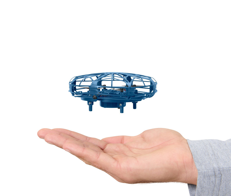 Ruka drží modrý minidron »UFO«.