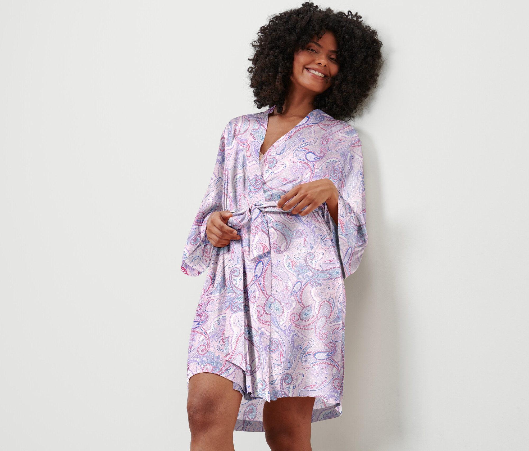 Žena si zavazuje župan s paisley vzorem.