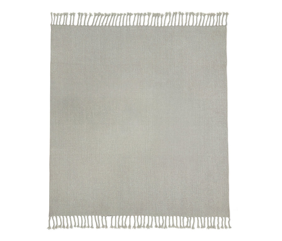 Šedá žinylková deka s třásněmi na koncích.