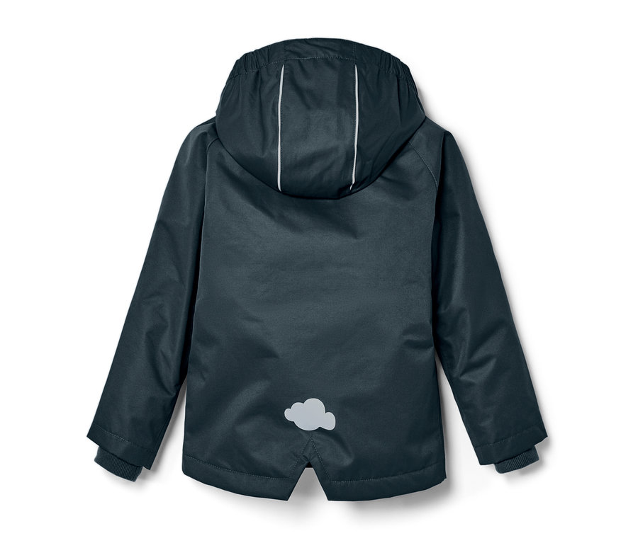 Detailní pohled zezadu na dětskou termo bundu do deště, břidlicově modrá, s kapucí a reflexními pruhy.