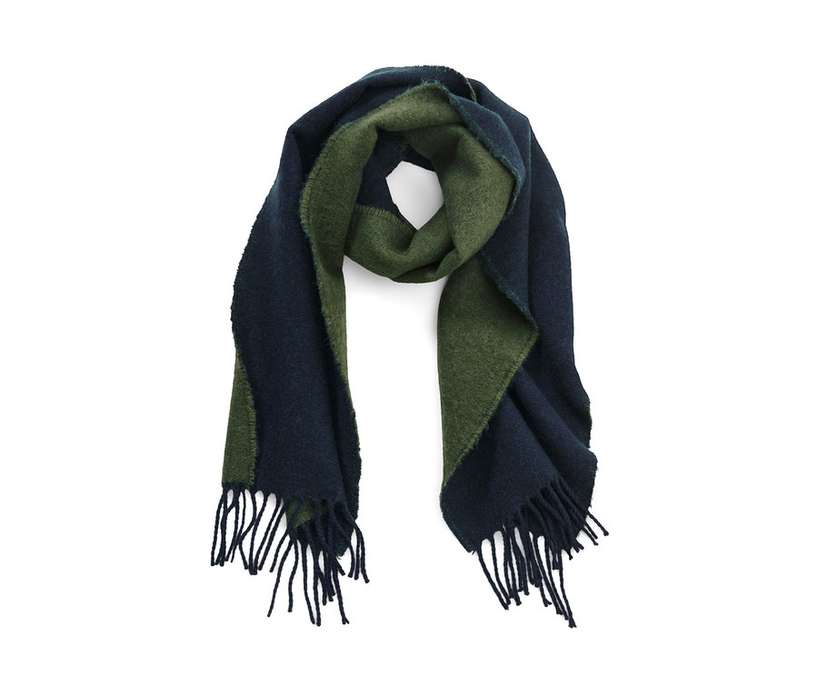 Tkaná šála v zelené a tmavě modré barvě s třásněmi.