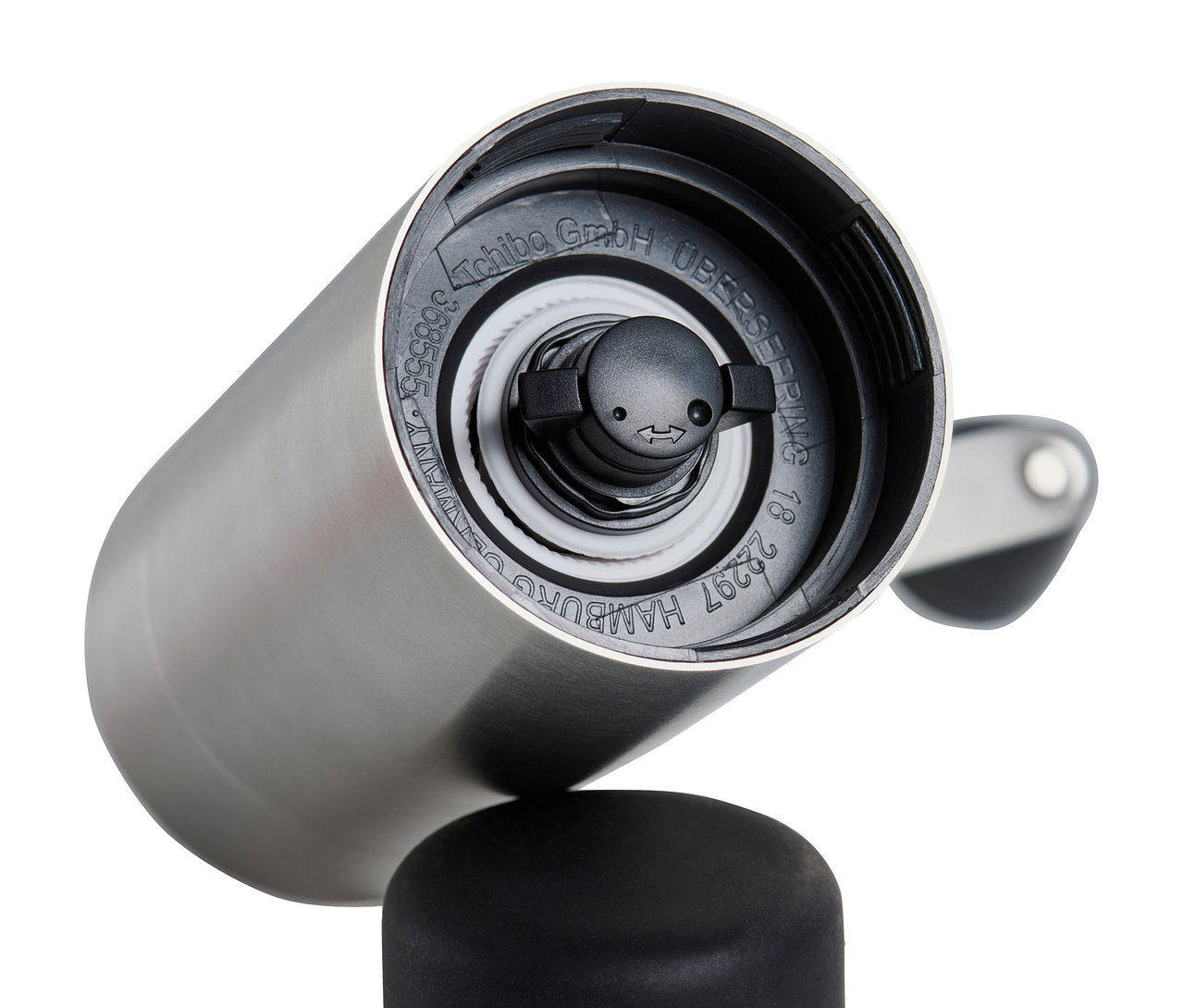 Detail stříbrného ručního mlýnku na kávu.