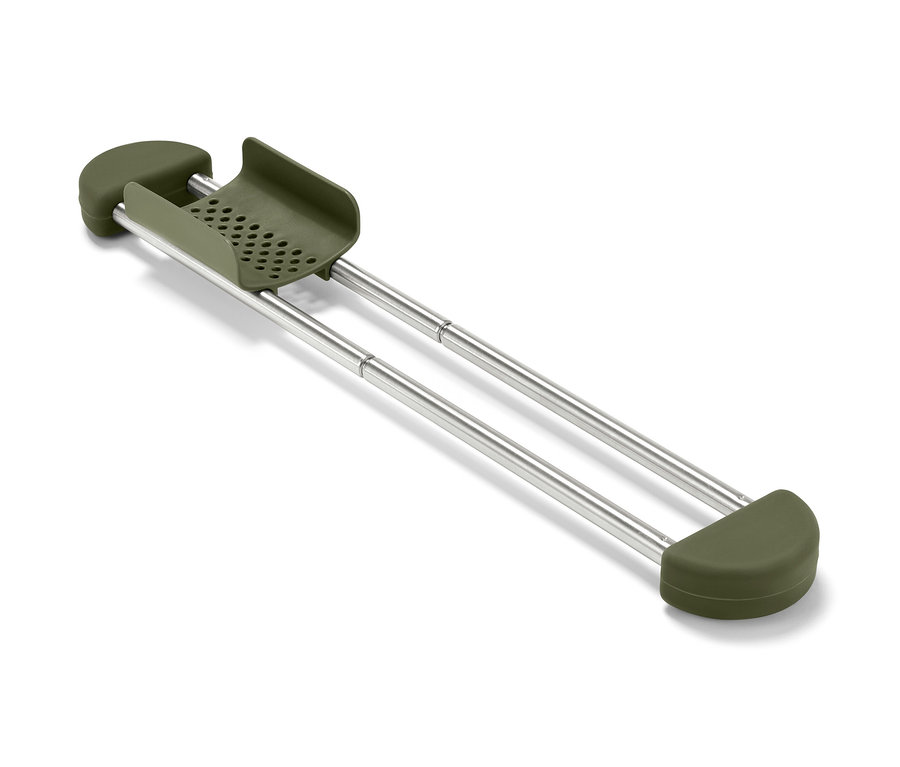 Výsuvný organizér na dřez v olivově zelené barvě s kovovými tyčemi.