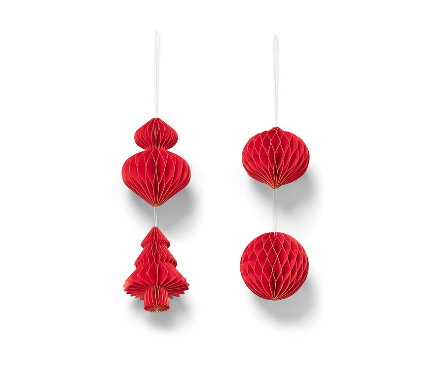 Čtyři červené ozdoby na vánoční stromeček visí na bílém pozadí.