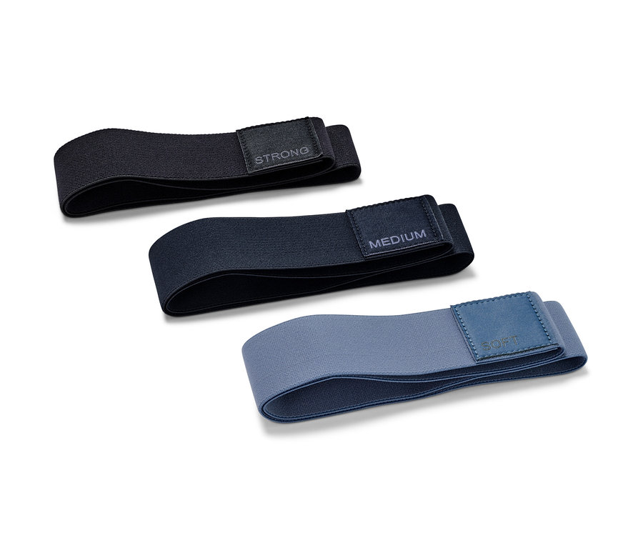 Tři posilovací gumy: černá (silná), tmavě modrá (střední) a světle modrá (slabá).