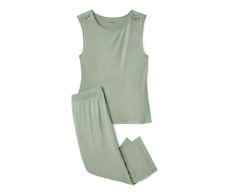 Zelené pyžamo s krajkou na ramenou leží na bílém pozadí.