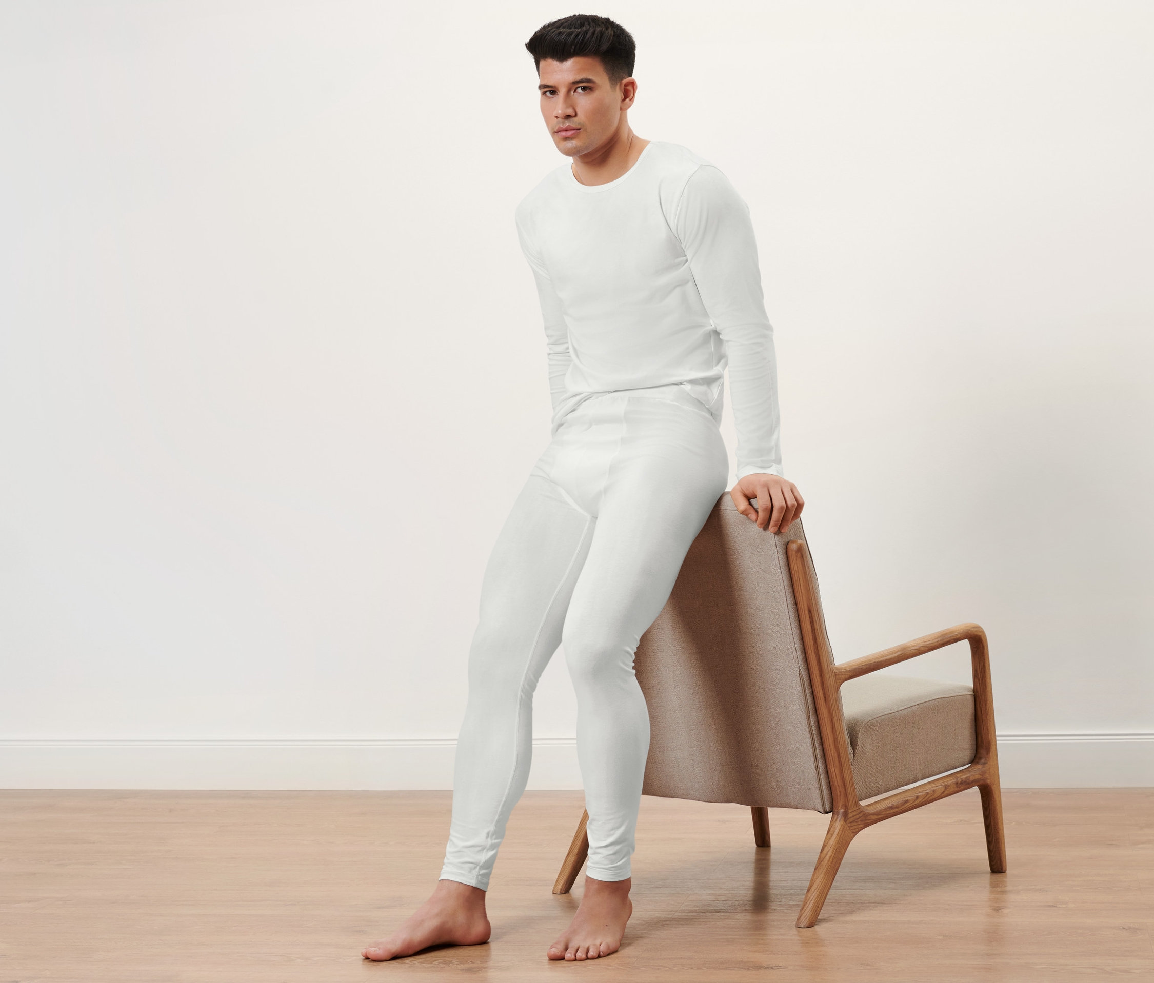 Muž sedí na židli a má na sobě dlouhé spodky, 2 ks.