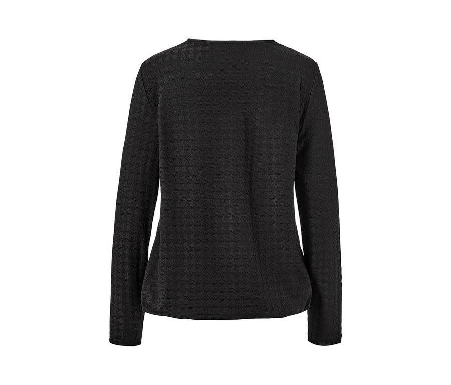 Detail černé strukturované triko s dlouhým rukávem.