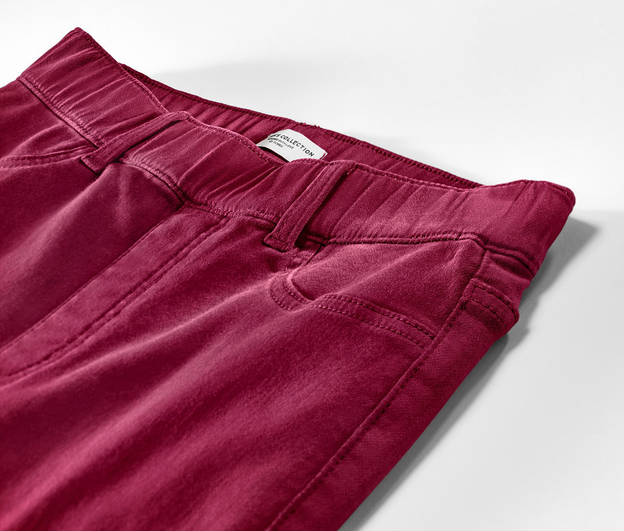 Detail malinových tregginsů »Nelly« s elastickým pasem.