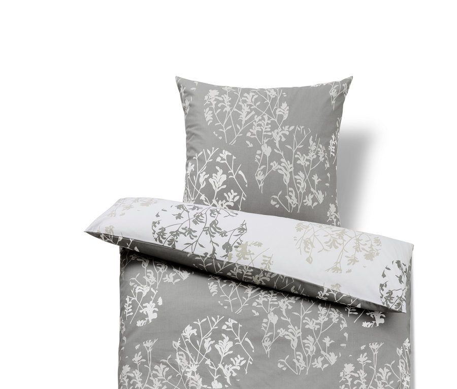 Šedé povlečení renforcé standardní a nadměrné velikosti s květinovým vzorem.