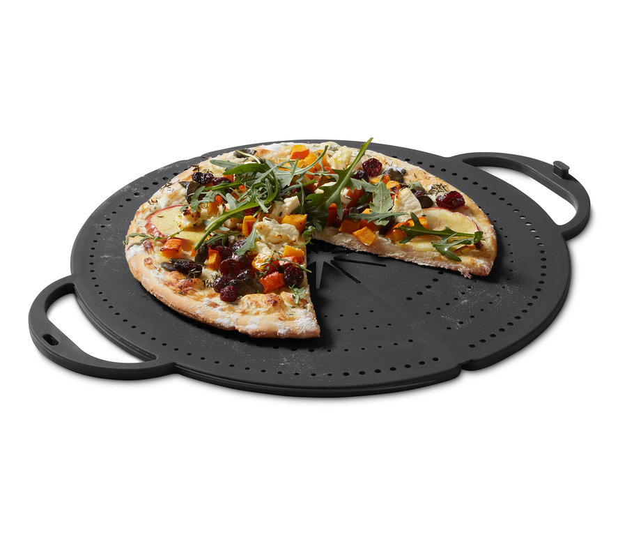 Pizza leží na černém ochranném krytu na pánev.
