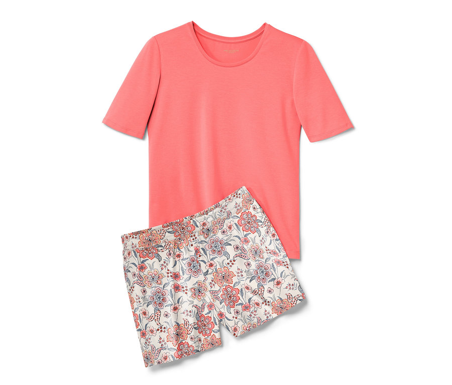 Krátké pyžamo, papájové tričko a květinové šortky leží na sobě.