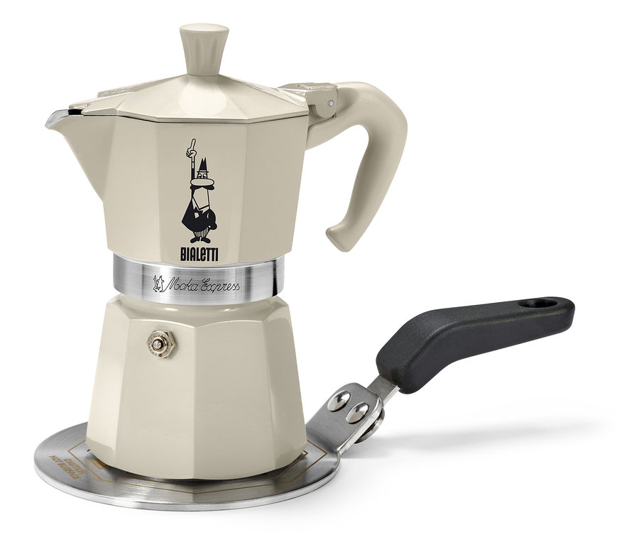 Béžová moka konvice Bialetti stojí na indukční plotně Bialetti o průměru 13 cm.
