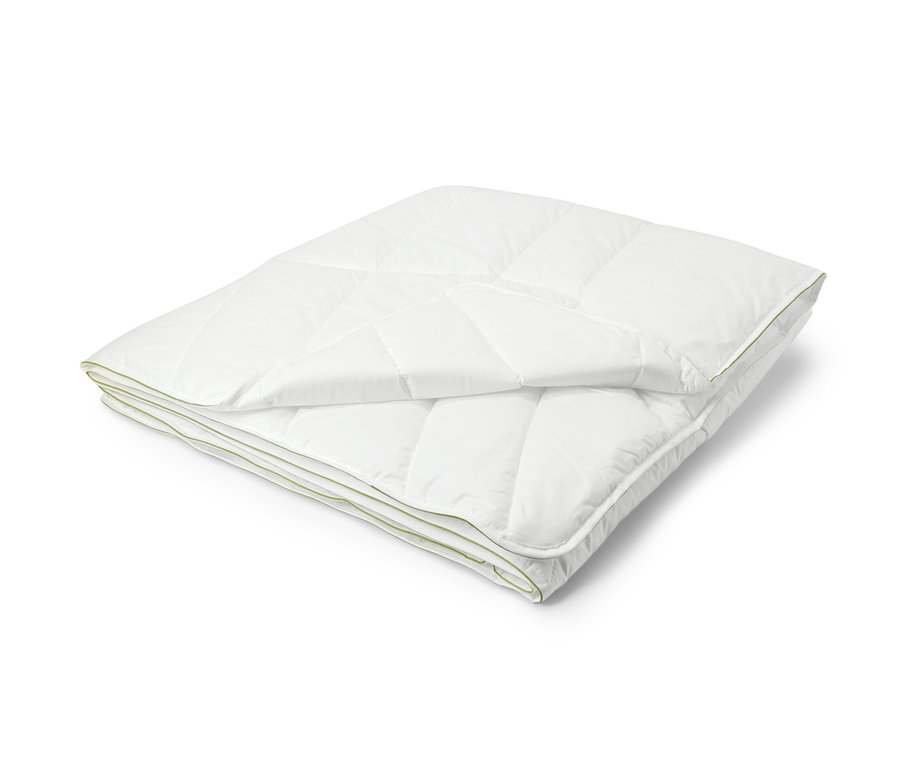 Složená bílá prošívaná přikrývka irisette® greenline s technologií Outlast®.