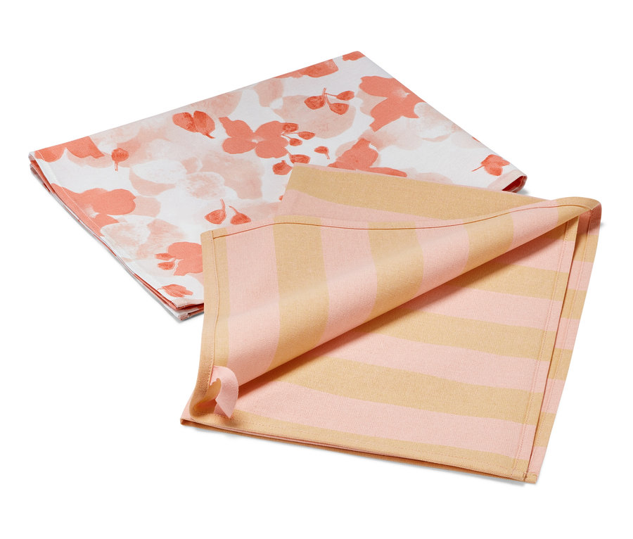 Dvě utěrky na nádobí: jedna s květinovým vzorem, druhá s růžovými a žlutými pruhy.