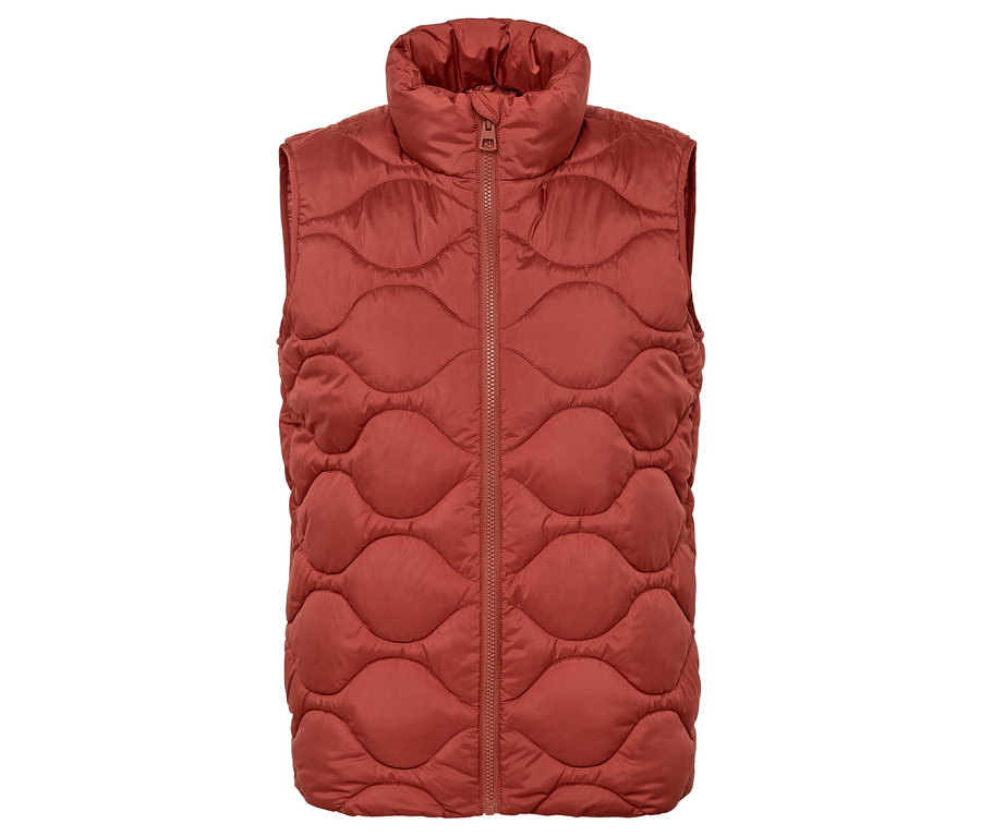 Hnědá prošívaná vesta se zipem uprostřed.