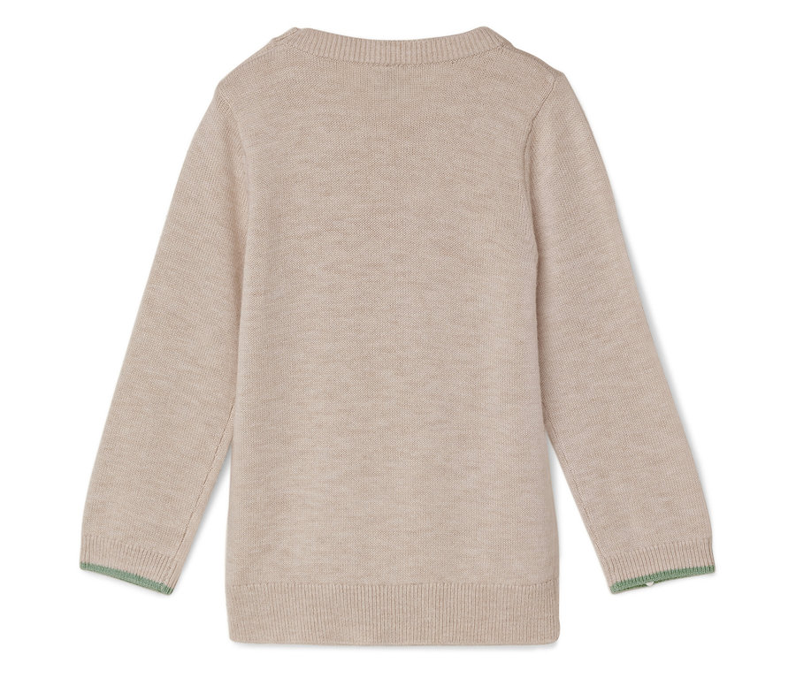 Detail béžového svetru s dlouhými rukávy a zeleným lemem.