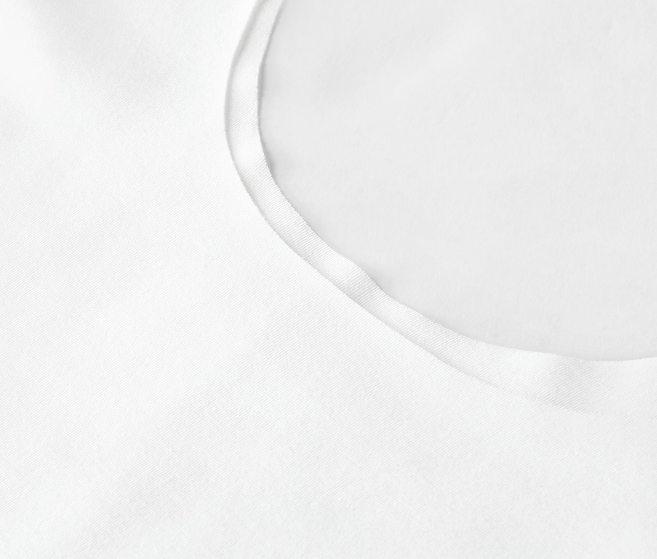 Detail bílé látky s lemem.