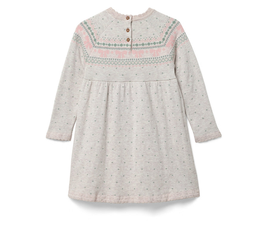 Detail šatů s dlouhým rukávem s knoflíky na zádech a vzorem kolem krku.