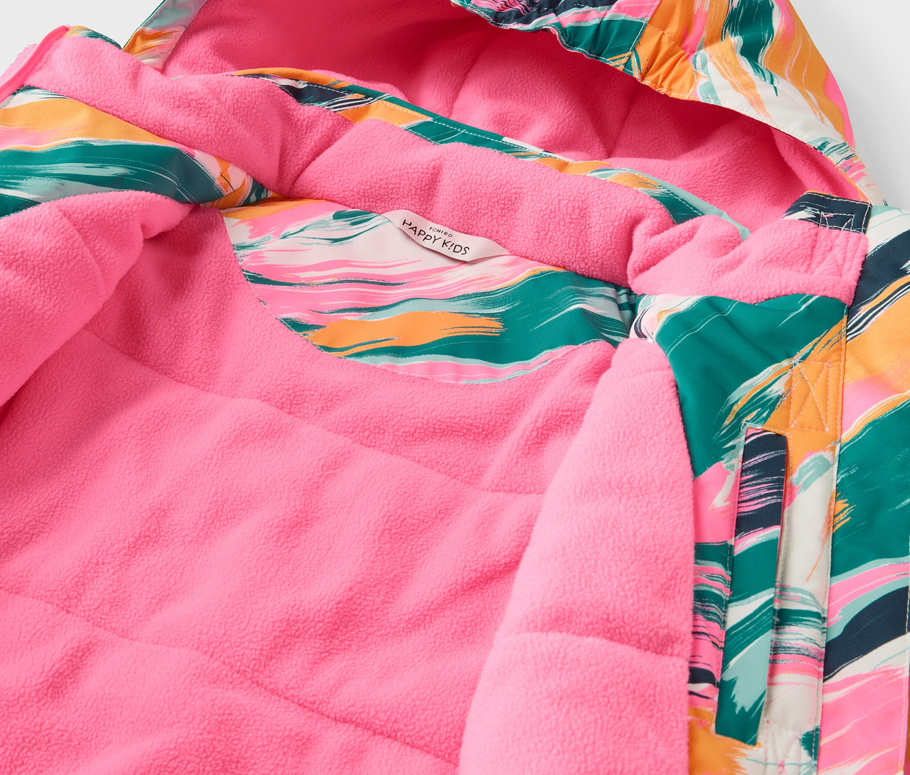 Detail vnitřku barevné bundy s kapucí a růžovou podšívkou.