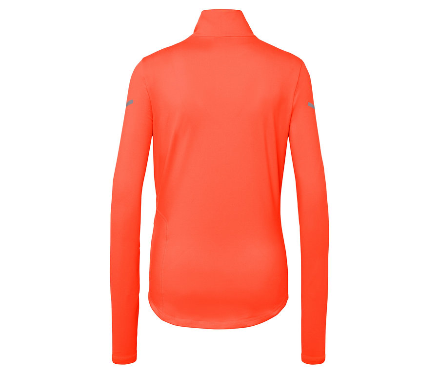 Detailní pohled zezadu na oranžový sportovní top s dlouhým rukávem a zipem u krku.