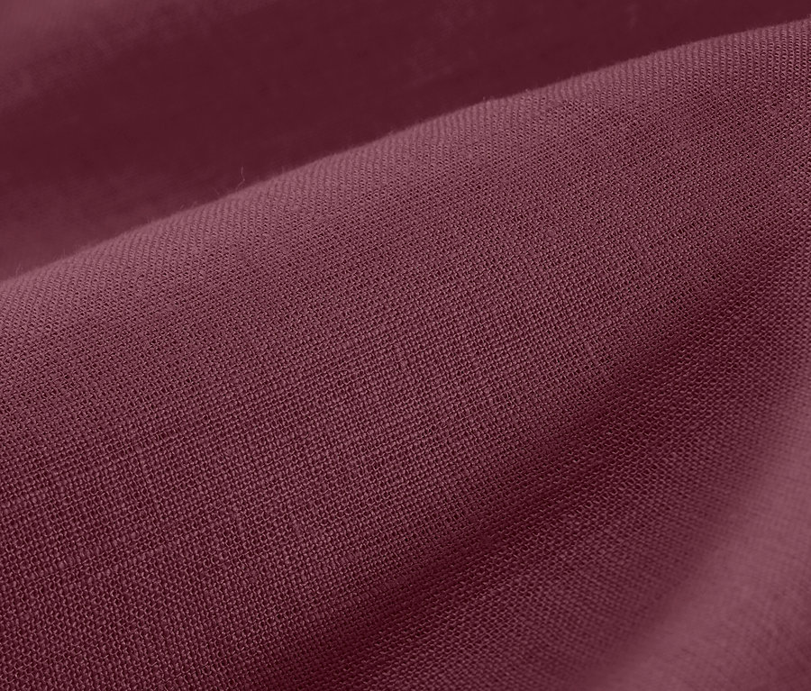 Detailní záběr lněného povlečení bobulové barvy ve standardní velikosti.