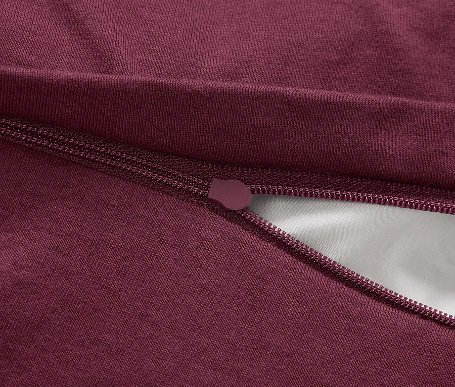 Detail bordó zipsu na látce.