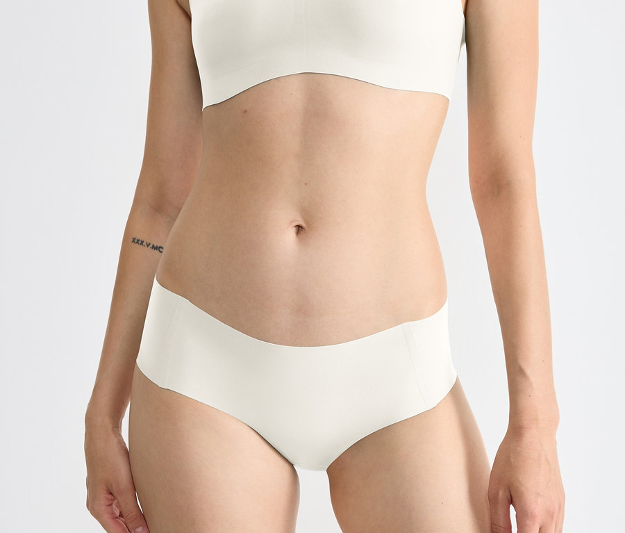 Torzo ženy v silk white spodním prádle sloggi ZERO Feel 2.0 Hipster.