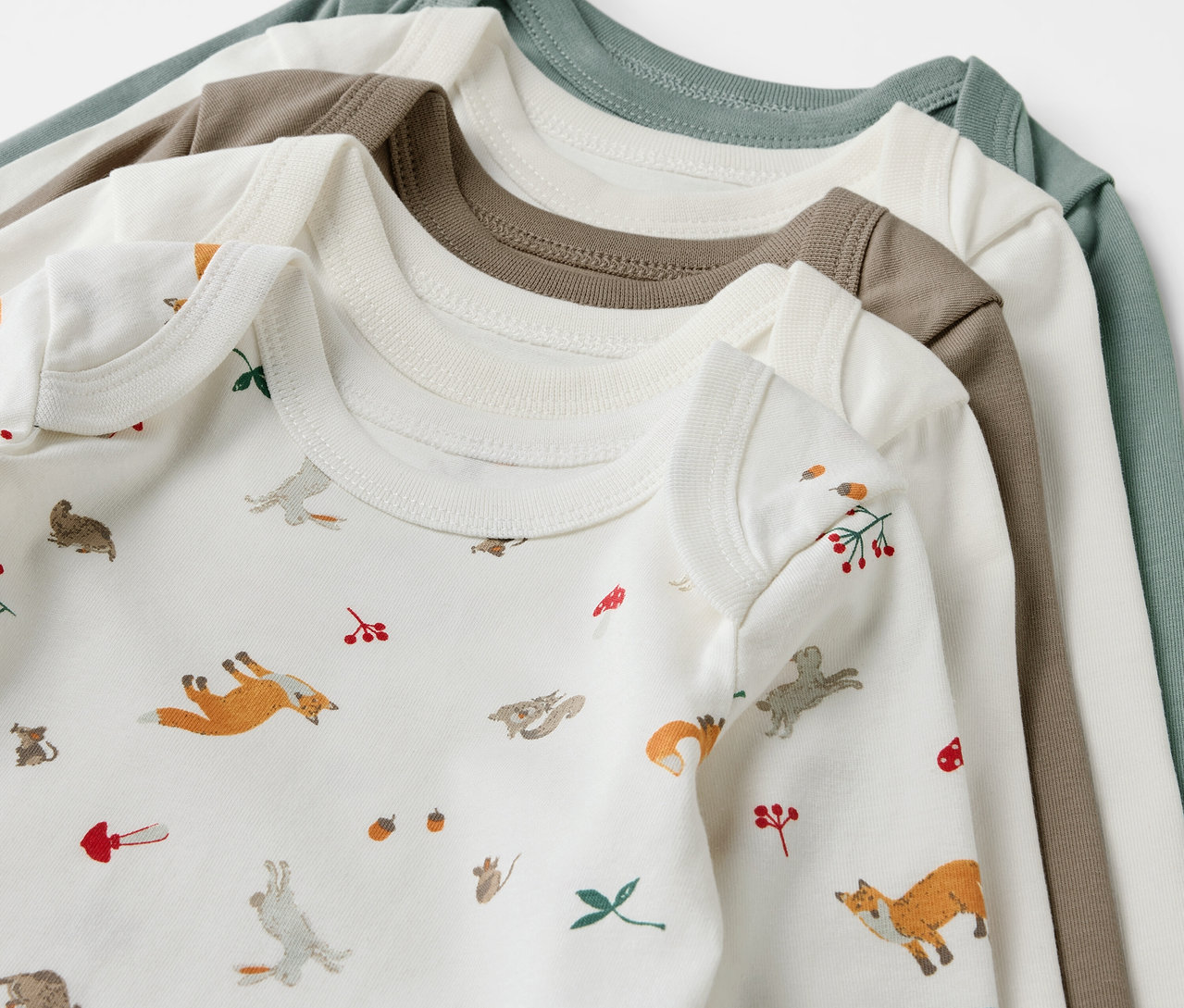 Detail pohledu na pět rostoucích body pro miminka v bílé, hnědé a zelené barvě.