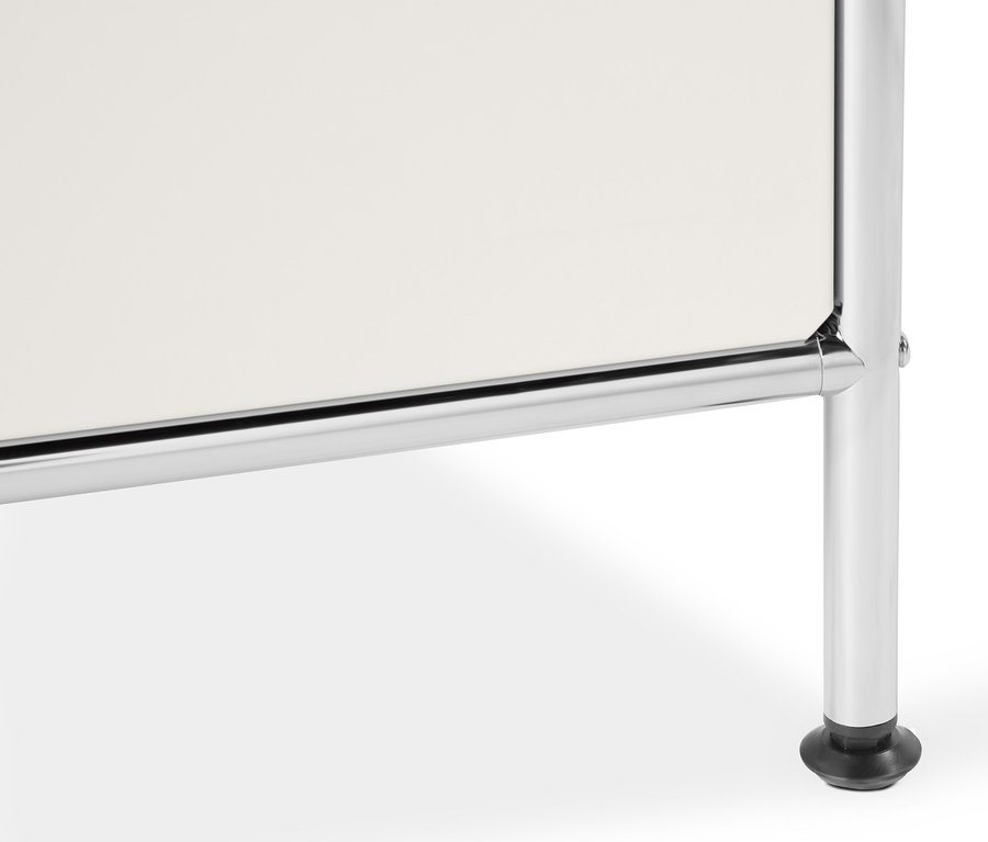 Detail bílé kovové odkládací skříňky CN3 se šesti výklopnými dvířky.