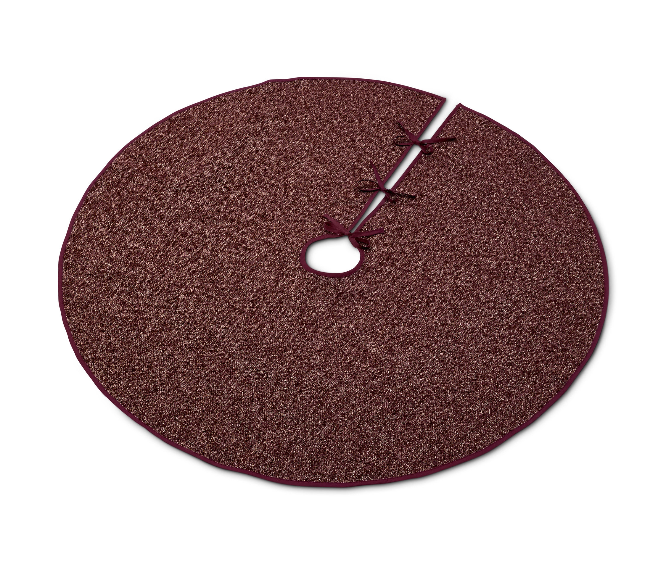 Hnědá deka pod vánoční stromeček s bordó lemem a třemi páry zavazovacích stuh.