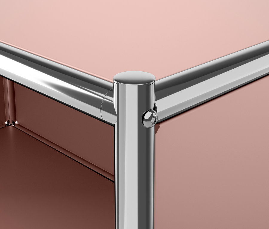 Detail rohu nábytku s kovovými prvky a hnědými panely.