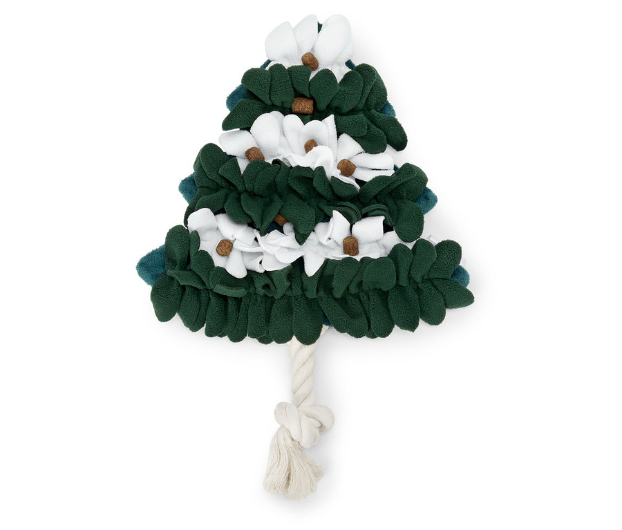 Zelený vánoční stromeček s bílými květy a provazovým kmenem leží na bílém pozadí.