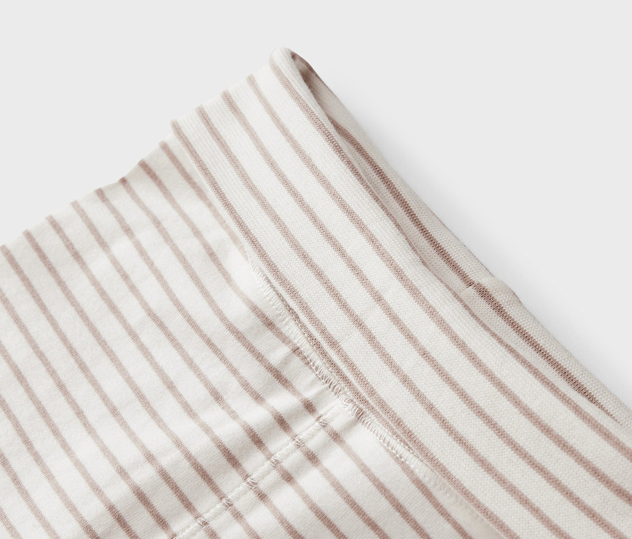 Detail tří dětských dupaček s proužky.