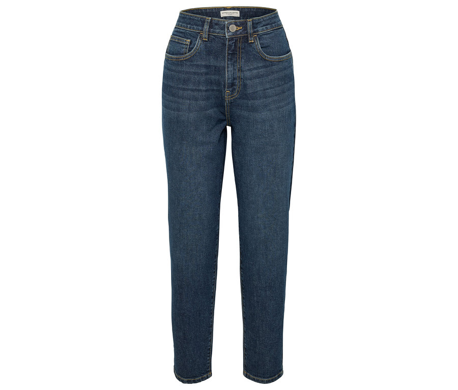 Modré džíny na bílém pozadí.